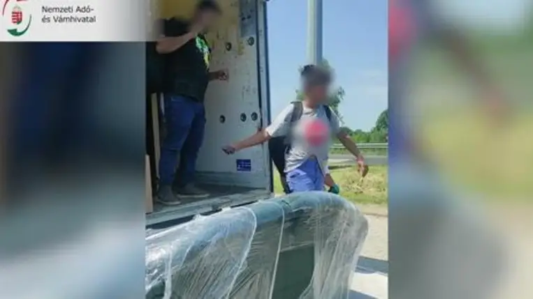 Huszonkilenc embert találtak Zalában egy teherautóban a NAV-osok. Fotó: NAV