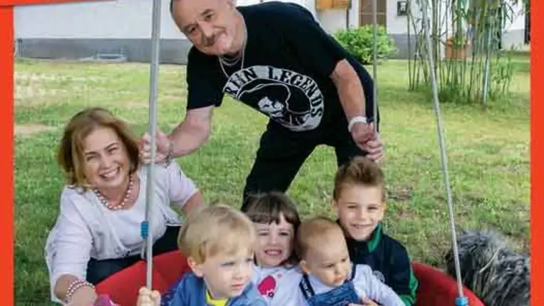 Nagy Feró 20 évvel fiatalabb feleségével és 4 unokájukkal: Ágnes fiatalos nagymama