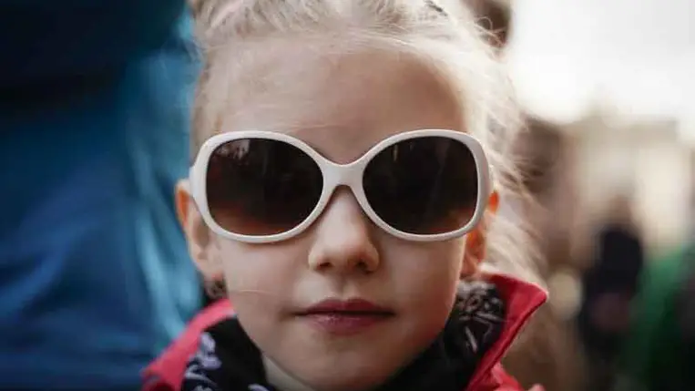 Hány éves kortól viseljen a gyermekünk napszemüveget?