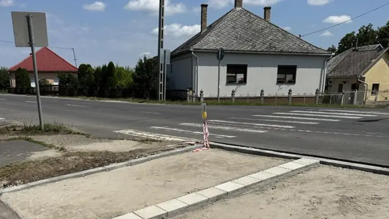 Okos Zebra készül most Gergelyiugornyán az Iskola utca és a 41. számú főközlekedési út kereszteződésében. Fotó: Facebook