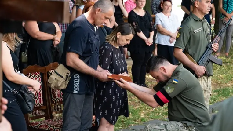 Ungváron végső búcsút vettek a háborúban elhunyt Olekszandr Vasastól. Fotó: Ungvári Városi Tanács