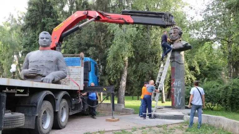 Poltavában lebontották Puskin és Vatutyin emlékművét. Fotó: Poltavai Városi Tanács