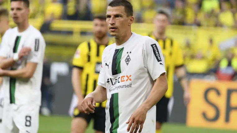 Döbbenetes bejelentés: rákos betegséggel küzd a Bundesliga-csapat válogatott focistája