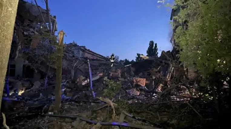 Orosz rakétatalálat érte az északkelet-ukrajnai Szumi megyeszékhelyen egy szakiskola épületét.Fotó: facebook.com/UA.National.Police