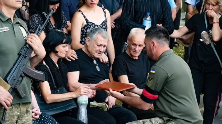 Ungváron végső búcst vettek a háborúban meghalt 38 éves Mikovics Radiontól. Fotó: Ungvári Városi Tanács