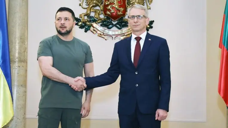Nikolaj Denkov bolgár kormányfő (j) fogadja Volodimir Zelenszkij ukrán elnököt Szófiában. (Fotó: MTI/EPA/Bolgár kormány sajtóirodája)