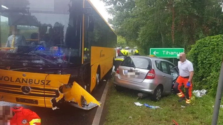 Autóbusz és személygépkocsi balesete miatt lezárták 71-es főutat Tihanynál. Fotó: police.hu