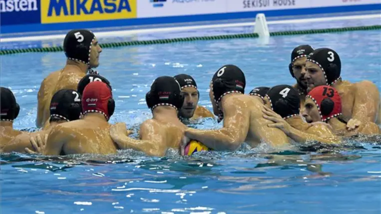 Magyar játékosok a férfi vízilabdatorna csoportkörének második fordulójában játszott Horvátország - Magyarország mérkőzés előtt a fukuokai vizes világbajnokságon 2023. július 19-én. MTI/Koszticsák Szilárd