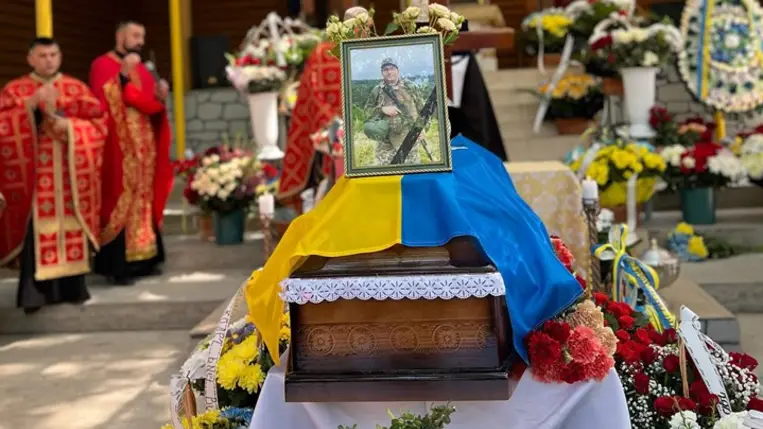 Kárpátalján utolsó útjára kísérték a técsői Andrij Dzjubakot. Fotó: Michele Kovchar