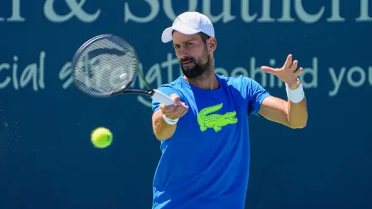 Furcsa szakállal, óriási tömeg előtt tért vissza Djokovic