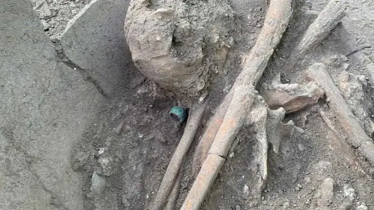 Egy jáde gyűrűt húztak a feláldozott maja tinédzser ujjára