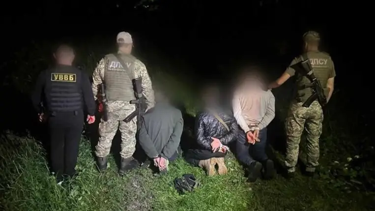 Kárpátalján őrizetbe vettek két férfit, akik az Ivano-Frankivszk régió egyik lakosát próbálták meg komppal Romániába szállítani. Fotó: Ukrajnai Állami Határszolgálat