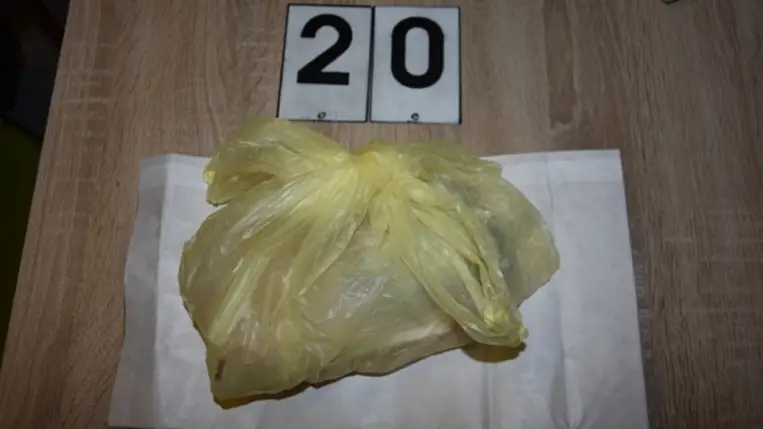 Őrizetben a díler házaspár. Egy 40 éves lakócsai férfi a feleségével terítette a drogot Pécsett. Fotó: police.hu