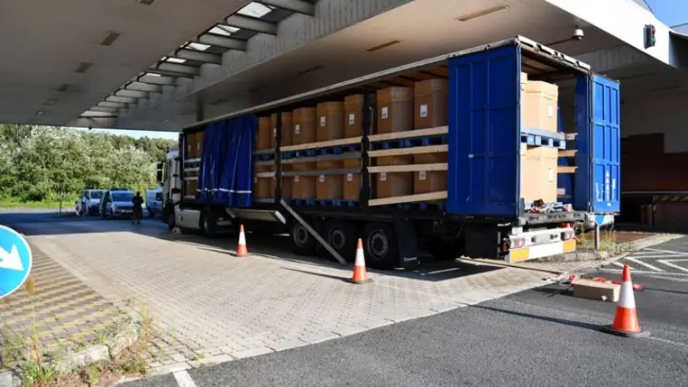 Másfél mázsa marihuána lapult a kávéőrleményt szállító kamionban. Fotó: police.hu