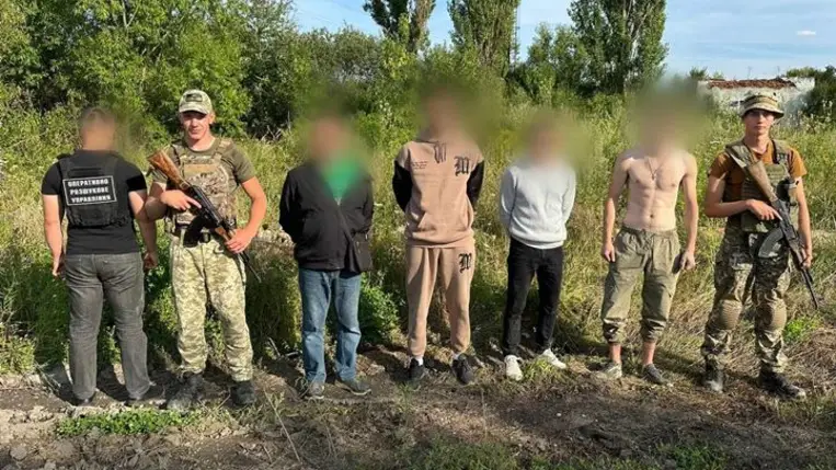 Asztélynál 4 kárpátaljai próbálkozott a zöldhatáron.  A magyarországi határtól 150 méterre fogták el őket. Fotó: Állami Határszolgálat 
