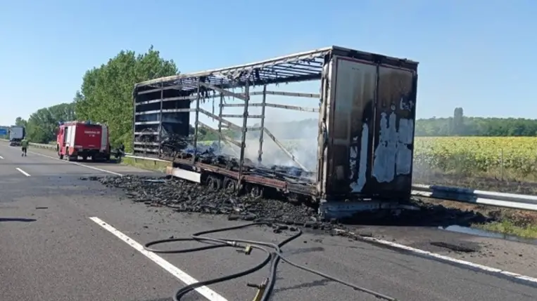 Kigyulladt egy kamion rakománya, teljes szélességében lezárták az autópályát. Fotó: Police.hu