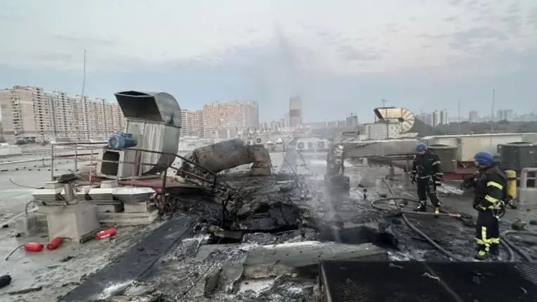 Heves orosz rakétatámadás érte Kijevet szerdára virradó éjjel, az ukrán légvédelem több rakétát lelőtt, a lehulló darabok legalább két kerületben épületekre zuhantak. Fotó: facebook.com/mykola.kalashnyk 