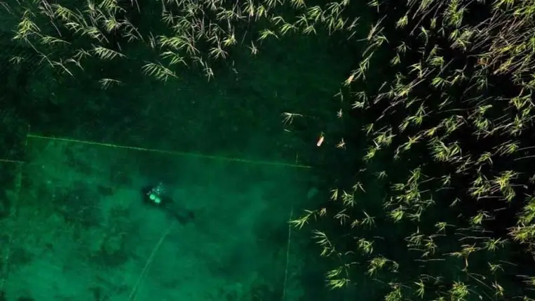 Cölöpökre épített, titokzatos falut találtak egy ősi tó mélyén