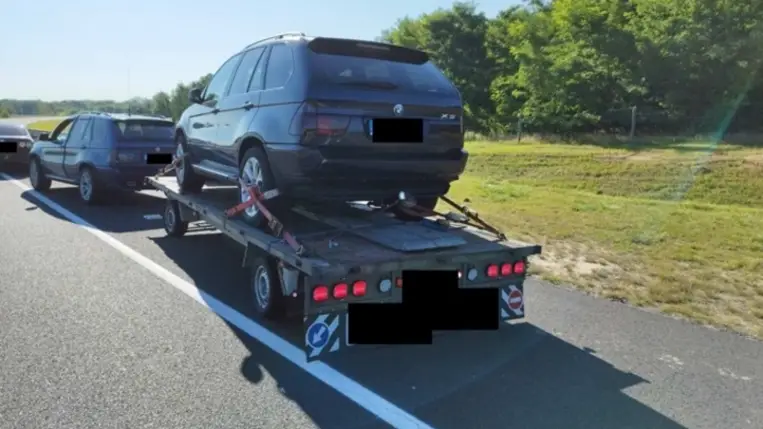 Túlsúlyos járműszerelvény az M3-ason. Fotó: police.hu