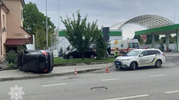 Részeg sofőr borult óriásit autójával Ungváron. Fotó: Kárpátaljai Megyei Járőrszolgálat