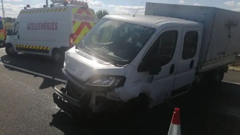   Egy kisteherautó többször is szalagkorlátnak ütközött Dunaszentgyörgy térségében. Fotó: police.hu