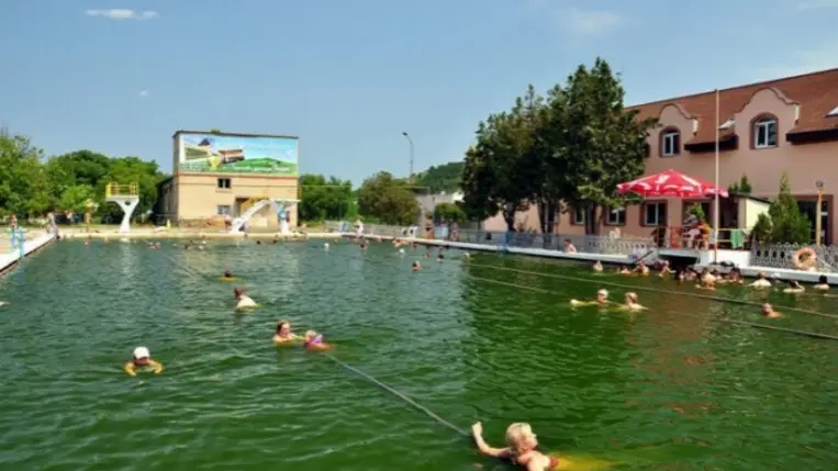 A beregszászi Zakarpattya sportkomplexumhoz tartozó termálfürdő. Illusztráció
