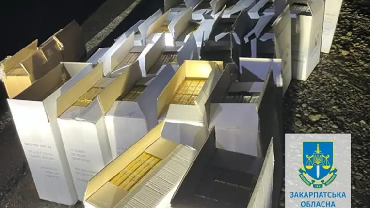 Kárpátalján 29 500 doboz cigarettát találtak egy mikrobuszban. Fotó: Kárpátaljai Megyei Ügyészség