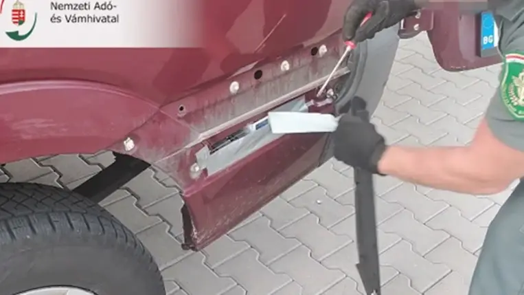 Csempészcigarettával tömte ki gépkocsiját. Fotó: Videórészlet