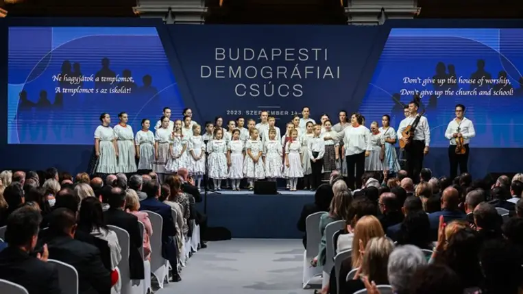 Novák Katalin meghívására mezővári gyerekek a Budapesti Demográfiai Csúcson