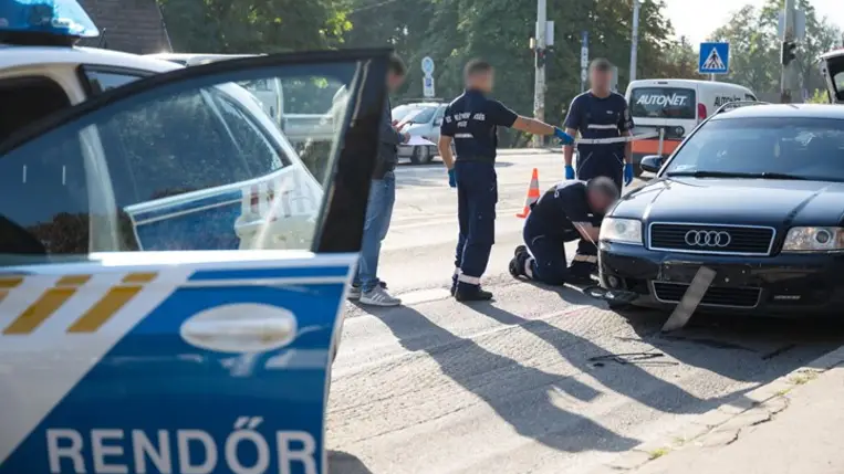 180 kilométeren át száguldott az embercsempész, a rendőröknek Szentendrénél ki kellett lőnie az autó kerekét. Fotó: police.hu