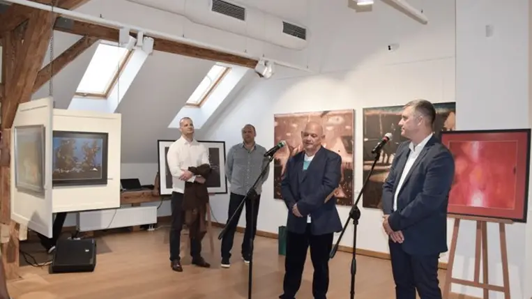 Egy menekült festőművész kiállítása Munkácson - Fény-árnyék játék, vibrálás