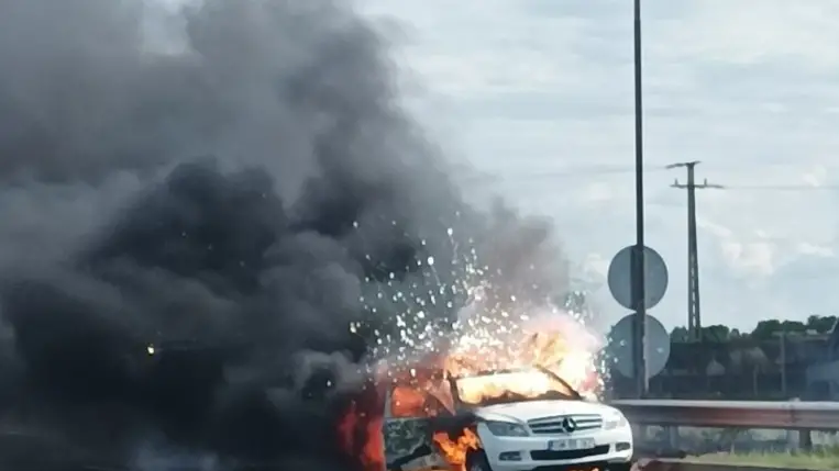 Kigyulladt autóból szabadítottak ki egy családot pénzügyőrök az M1-esen. Fotó: NAV