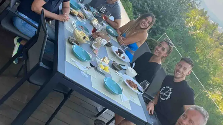 Schobert Lara és 10 évvel idősebb párja így mosolyogtak együtt: a focistát már a család is befogadta