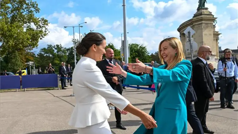 Novák Katalin köztársasági elnök (b) fogadja Giorgia Meloni olasz miniszterelnököt az V. Budapesti Demográfiai Csúcs első napján a Szépművészeti Múzeum előtt 2023. szeptember 14-én. MTI/Illyés Tibor