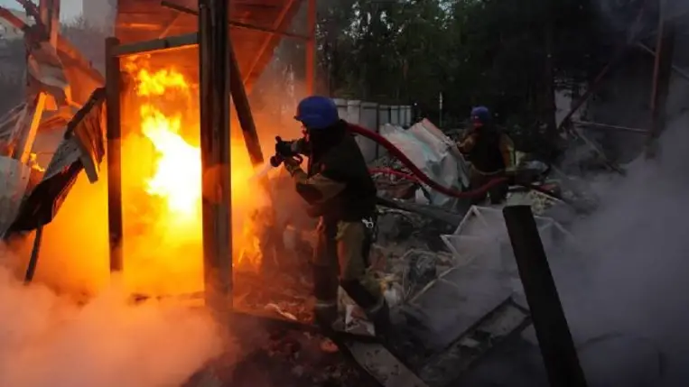 Kijevben több lakó- és kereskedelmi épület megrongálódott. Fotó: facebook.com/DSNSKyiv