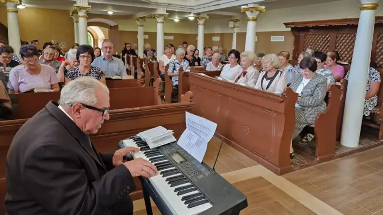 Szépkorúak csendesdélutánja Badalóban