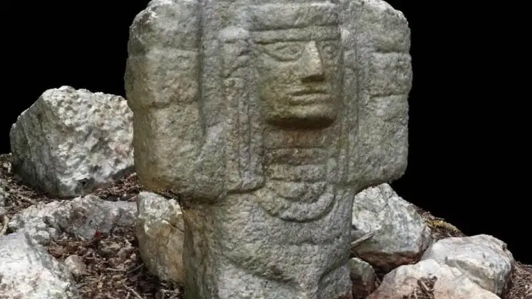 Atlantiszi alakokat találtak a híres maja városban