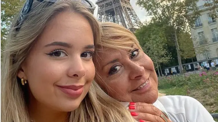 Szulák Andrea 16 éves lányának szépségét dicsérik: Rozinával Párizsban szelfiztek