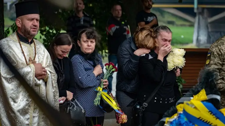 Ungváron végső búcsút vettek Andrijan Bezklepnij katonától, aki az orosz-ukrán háborúban vesztette életét. Fotó: Ungvári Városi Tanács