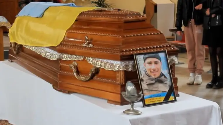 Kárpátalján végső búcsút vettek az orosz-ukrán háborúban elesett védőt, Ivan Lembaktól. Fotó: Videórészlet