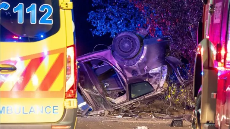 Felborult személygépkocsi az 5409-es számú úton, Kiskunmajsa térségében 2023. október 12-én. A baleset következtében a migránsokat szállító, francia rendszámú autóban két ember meghalt. MTI/Donka Ferenc