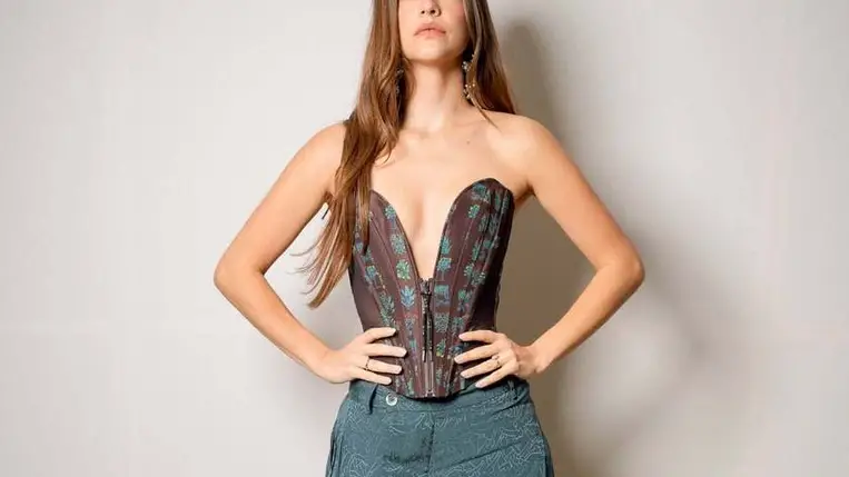 Palvin Barbi mélyen dekoltált estélyibe bújt Párizsban