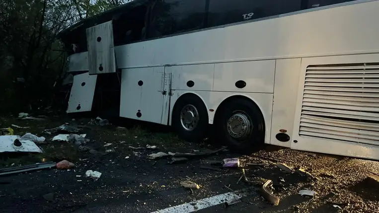 Kárpátalján őrizetbe vettek egy kamionsofőrt, aki október 27-én a munkácsi járási Nyizsnyij Vorota falu közelében, a Kijev - Csap autóúton halálos balesetet okozott. A közúti balesetben ketten meghaltak, hatan megsérültek. Fotó: Kárpátaljai Rendőrség