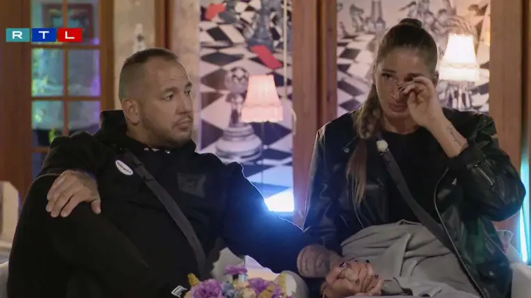 Curtis párjára ezért kiáltottak kígyót-békát: félt az utcára is kilépni