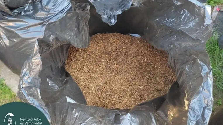 Illegális dohánygyárat találtak Kékcsén. Fotó: NAV