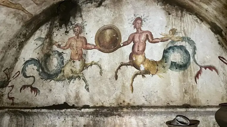 Falfestményekkel díszített antik római sírkamrát tártak fel Nápoly mellett