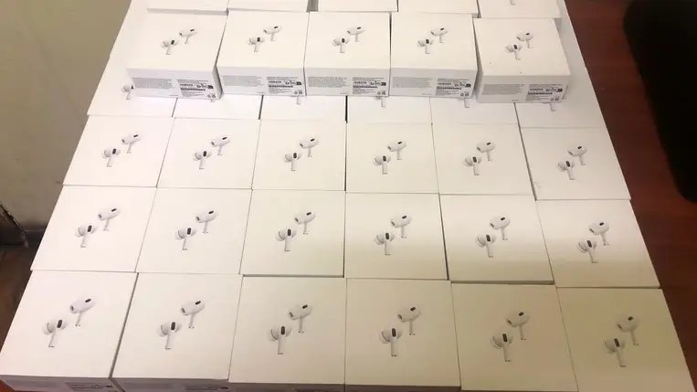 A kárpátaljai vámosok 46 pár AirPods Pro fülhallgatót foglaltak le. Fotó: Kárpátaljai Vámhivatal