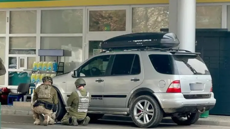 Ungváron egy Mercedes ML típusú személygépkocsi aljáról eltávolítottak egy gránátot. Fotó: Nemzeti Rendőrség