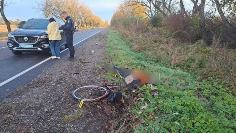 Közúti balesetben meghalt egy 75 éves tiszabökényi kerékpáros Tiszaújlak közelében. Fotó: Kárpátaljai Rendőrség