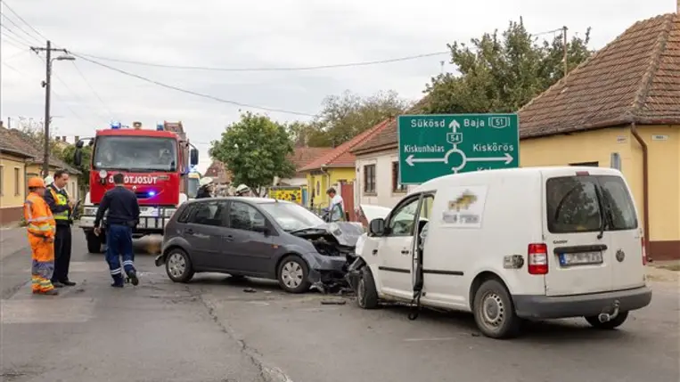 Összeroncsolódott gépjárművek Kecelen, ahol három autó összeütközött 2023. október 19-én. A balesetben az egyik jármű vezetője meghalt. MTI/Donka Ferenc